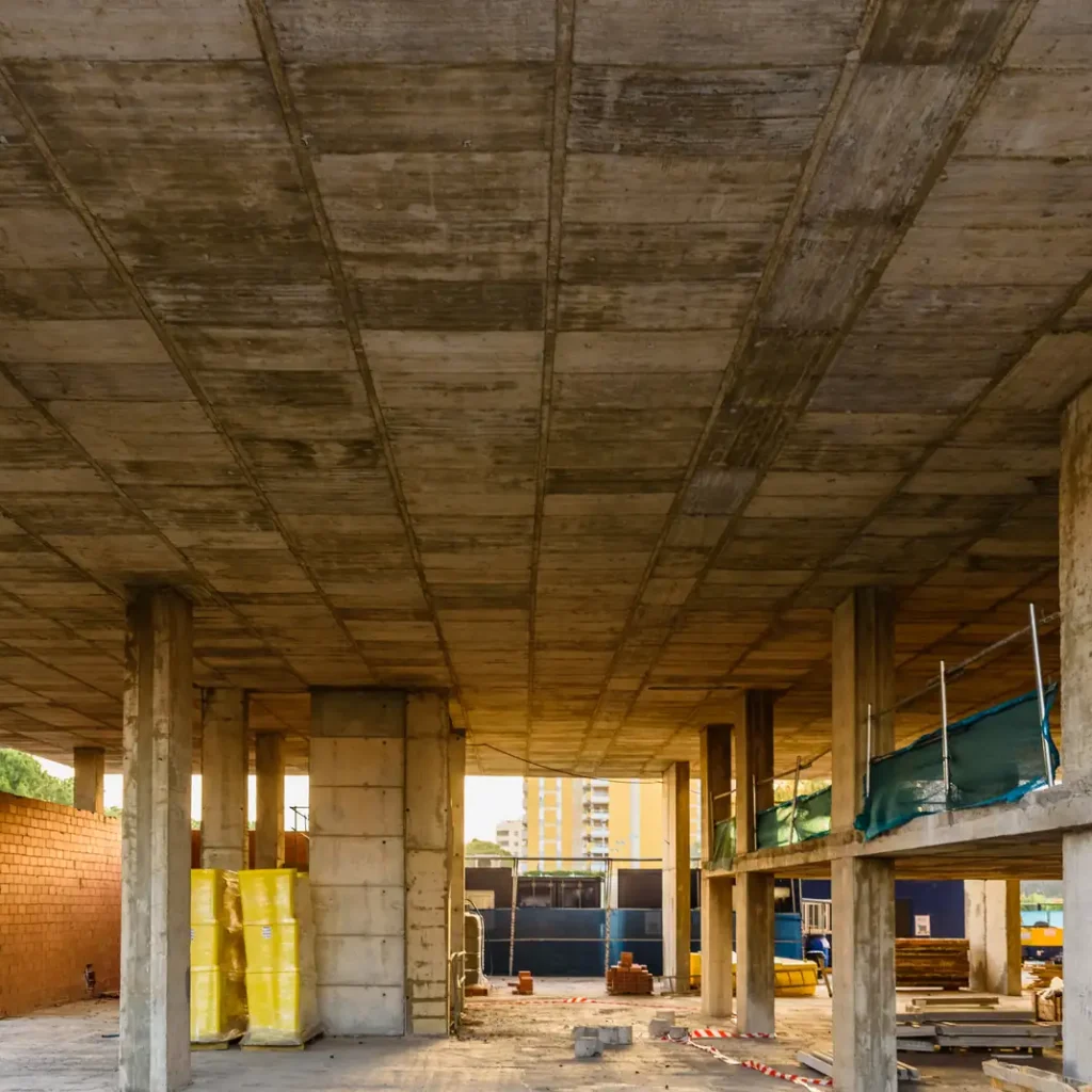 Presupuesto del seguro decenal en Madrid: planta baja de un edificio de viviendas en obra con forjado y pilares de hormigón