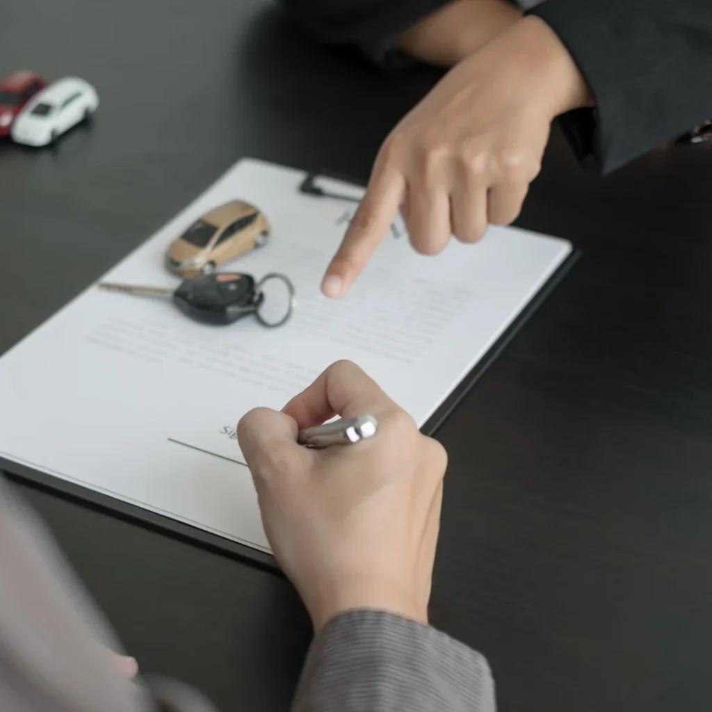 Seguro de coche a terceros en Zaragoza: un asesor señala un documento sujeto a un portapapeles sobre una mesa