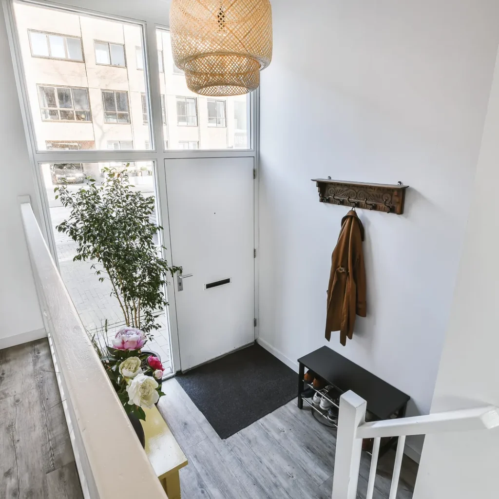 Seguro de hogar barato en Madrid: puerta de entrada blanca cerrada vista desde el recibidor de una vivienda